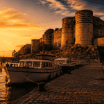 Cale de la Savatte à Angers avec bateaux et château