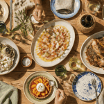 noé & le comptoir de noé - cuisine de partage sur grande table méditerranéenne