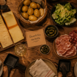 plateau fromage a raclette par personne table conviviale