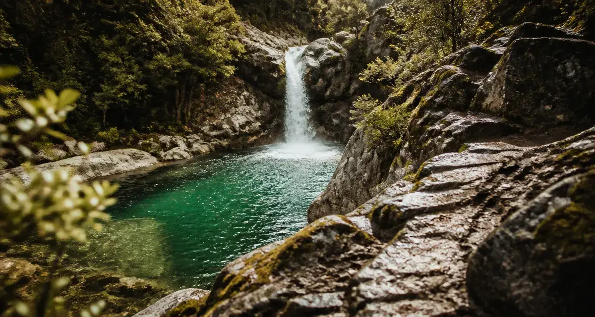 Cascade bravone et baignade sauvage, vasque émeraude en Corse-Orientale