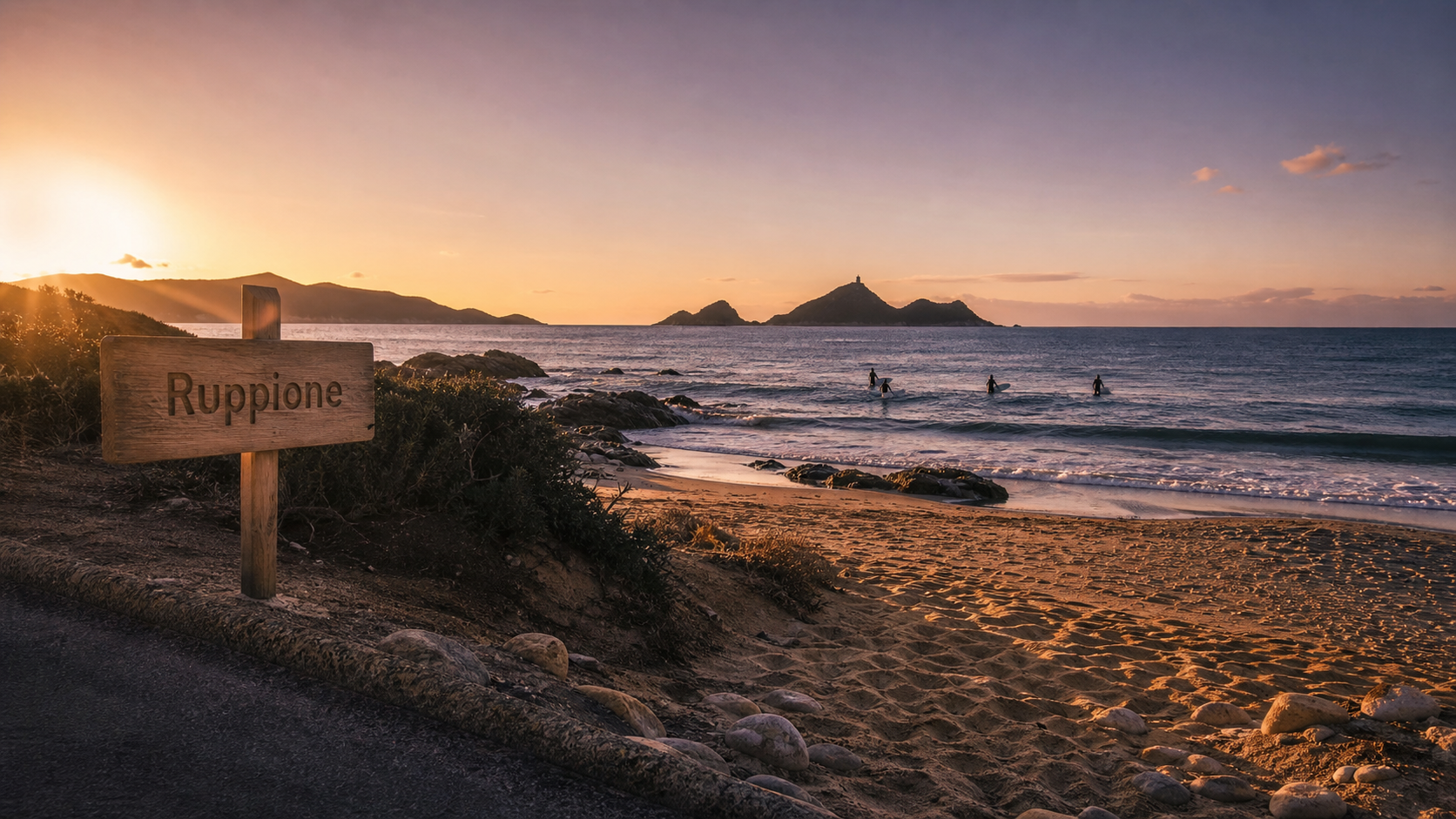 Ruppione plage à Pietrosella, eau cristalline et horizon des îles Sanguinaires