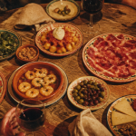 Assortiment de tapas espagnols sur table