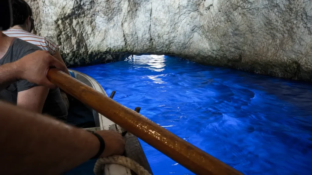 Capri Italy Grotta Azzurra, entrée en barque sous l’eau bleu cobalt