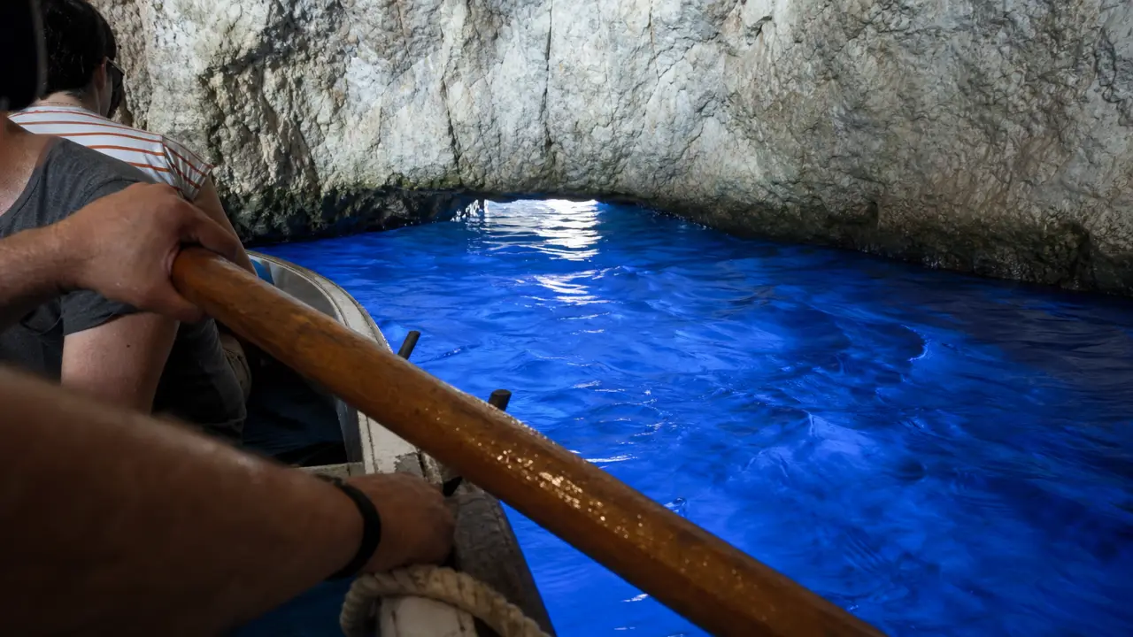 Capri Italy Grotta Azzurra, entrée en barque sous l’eau bleu cobalt
