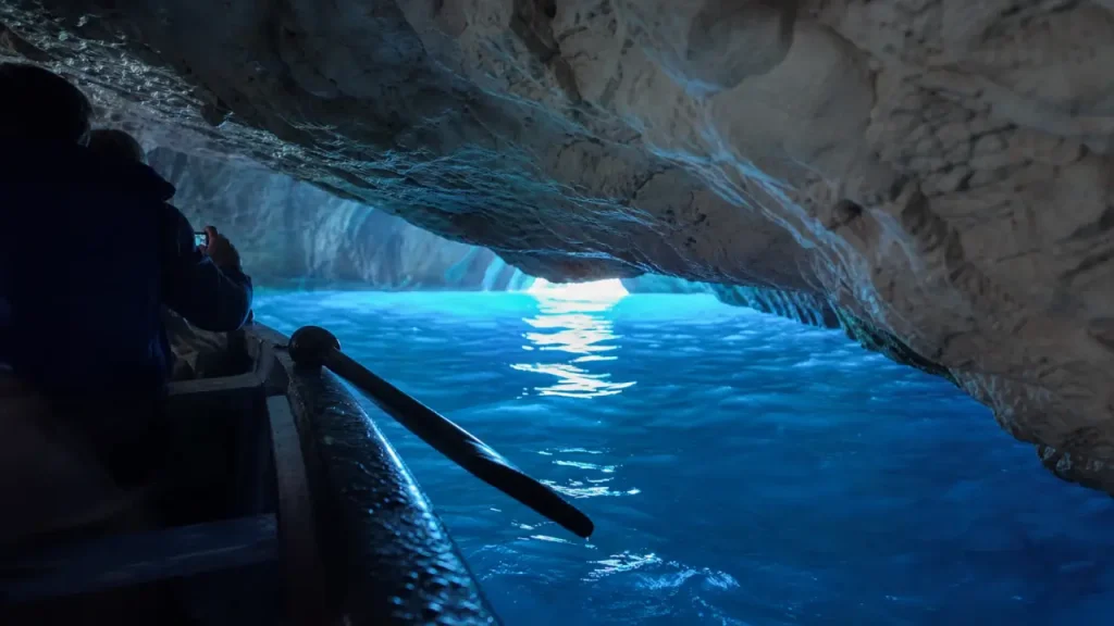 Capri Italy Grotta Azzurra : barque à l’entrée rocheuse