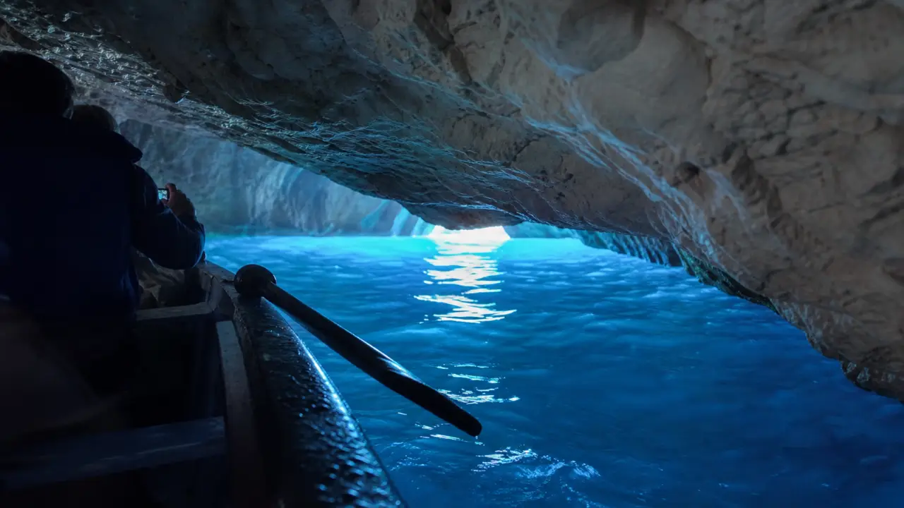 Capri Italy Grotta Azzurra : barque à l’entrée rocheuse