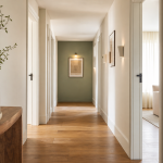 Couleur peinture pour couloir : murs blanc cassé et vert sauge