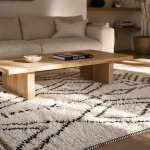 Tapis berbere blanc et noir, motifs losanges, salon lumineux